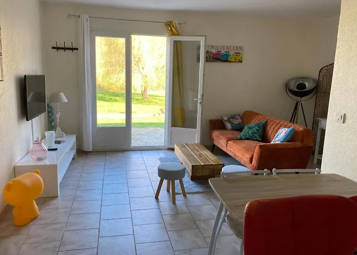 Appartement climatisé 2 chambres 60m2 Dans un grand jardin à 900 m des plages