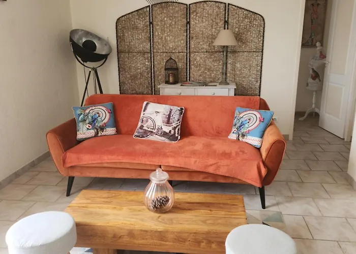Appartement climatisé 2 chambres 60m2 Dans un grand jardin à 900 m des plages
